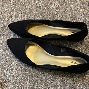 Black pointe toe flat